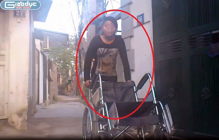 Chiếc xe lăn này đáng ra chỉ để cho người khuyết tật dùng, nhưng trong trường hợp này thì hoàn toàn khác.